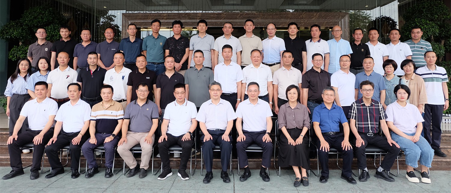 为进一步落实立德树人的根本任务，大力提升汕头市澄海区中小学校长的管理能力、指导能力和创新能力，全面提高基础教育阶段学校的管理水平，加快打造特色学校的建设步伐，促进澄海区教育高质量发展，在“百千万工程”中彰显深圳教育担当，2024年5月8日至11日，深圳市宝安区教育局、汕头市澄海区教育局主办，深圳市宝安区教育事业发展中心、深圳教育研修院承办的“2024年汕头市澄海区中小学校长特色学校建设高级研修班”在深圳顺利开班。-采撷一路芬芳     筑梦百年大计